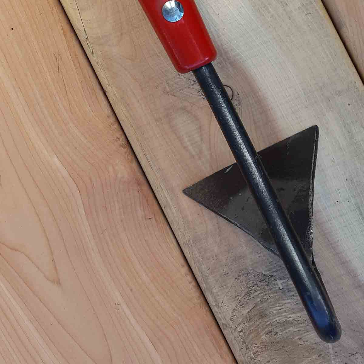 We recommend this tool on a tang-and-ferrule, but it is also available with a solid socket.
