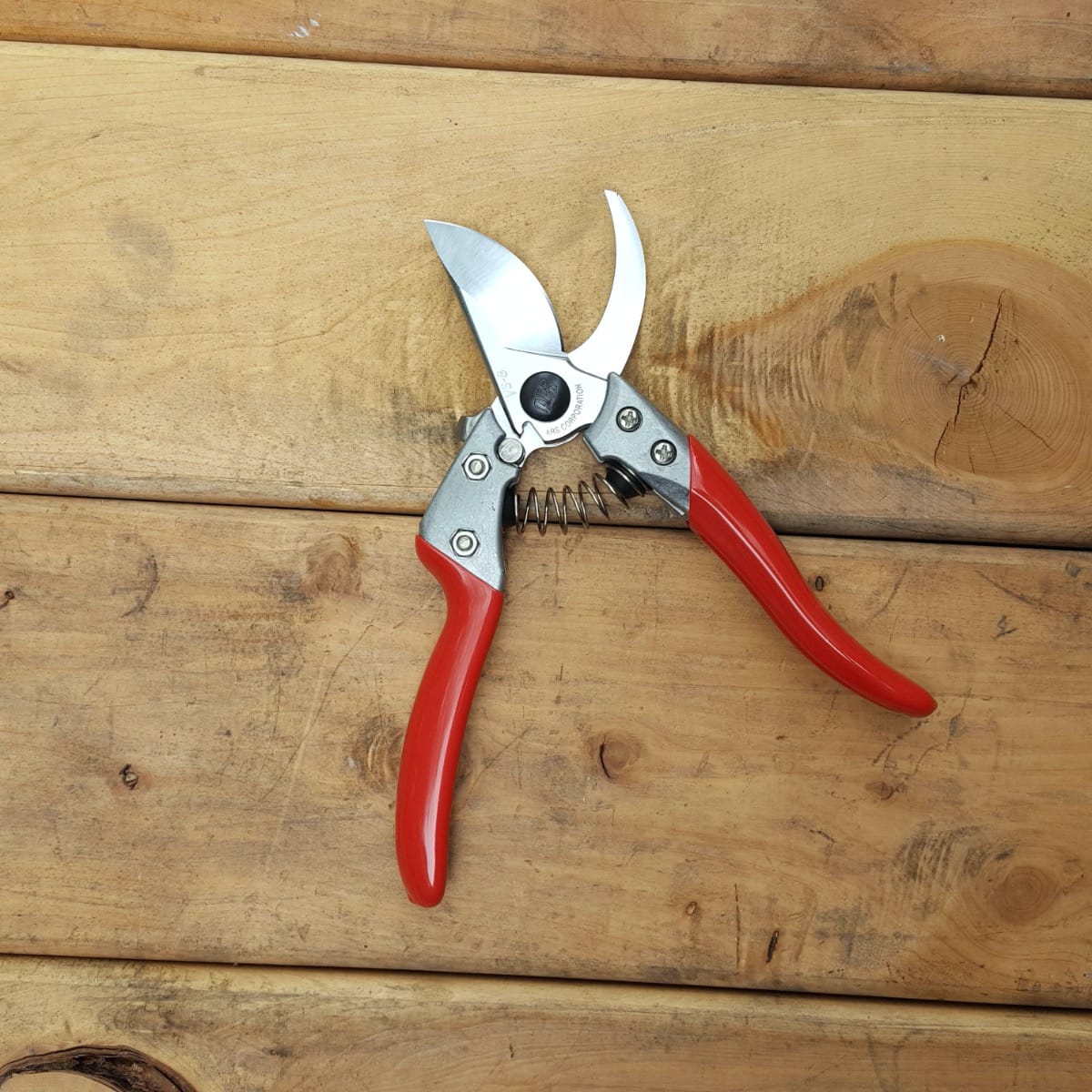 The ARS heavy duty pruner has a "Squeeze to Open" lock making it ready to go whenever you are.
