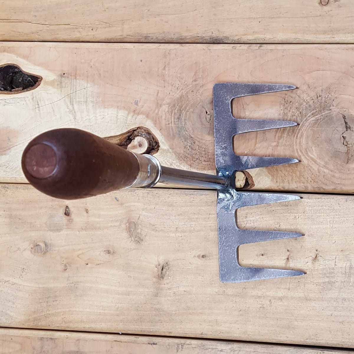 With six sturdy tines this rake can be used for spreading pea gravel and sand.