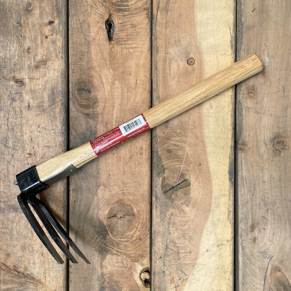 The rake has a strong and lightweight wood handle.