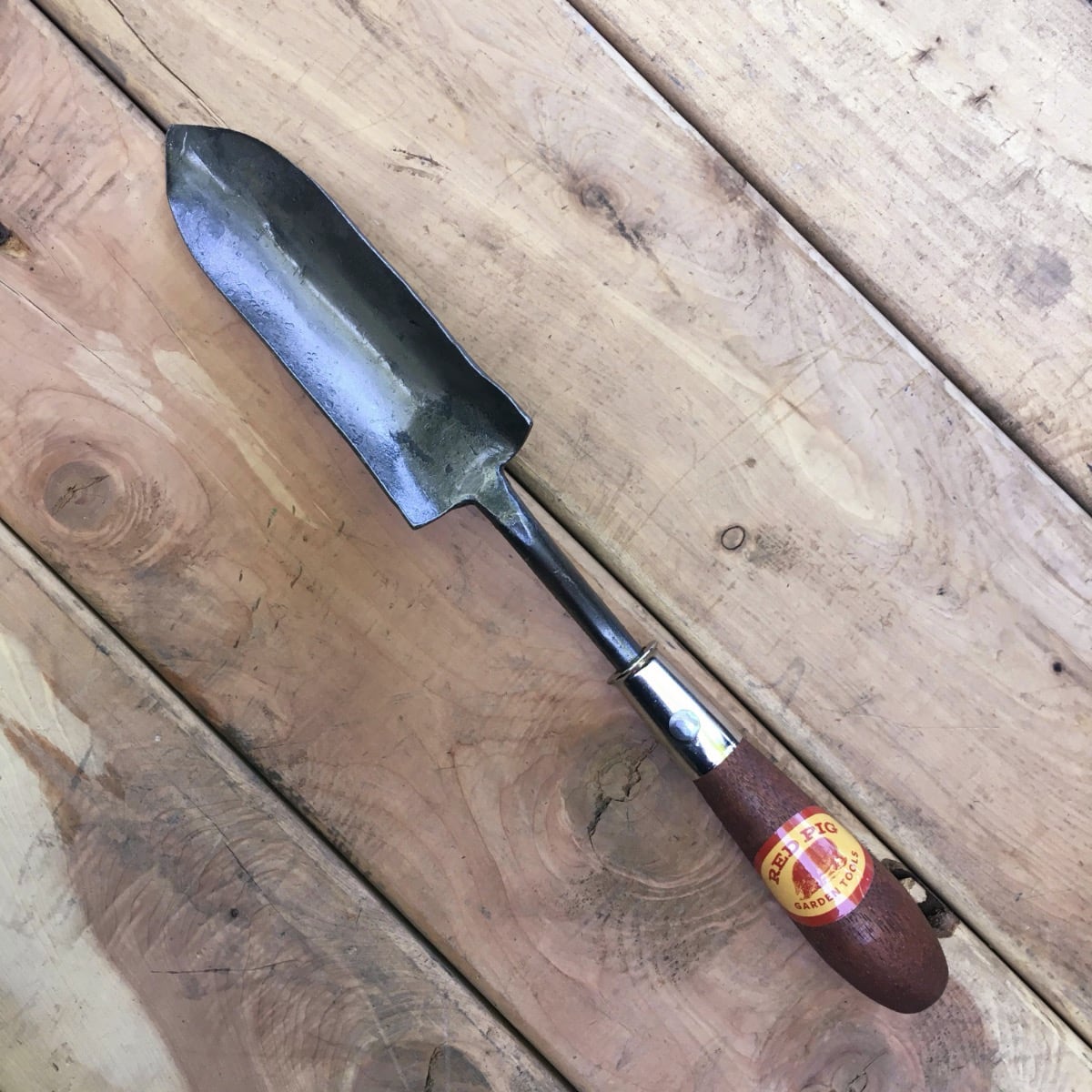 A potting trowel is the best digging tool for potted plants and container gardening