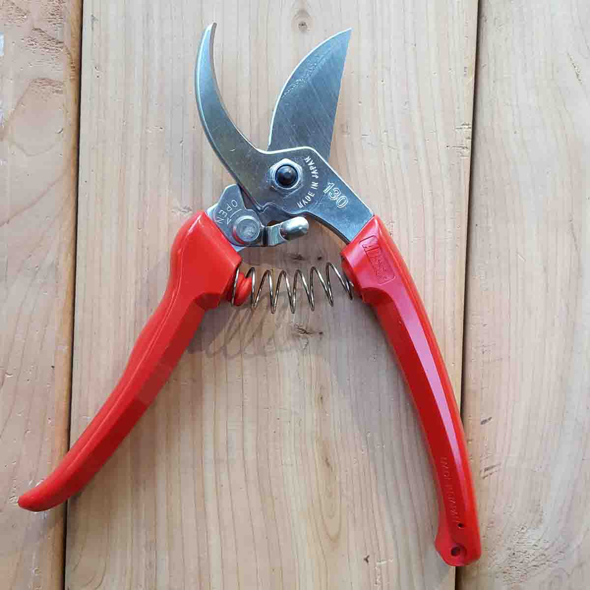This light weight pruner is ideal for light work.