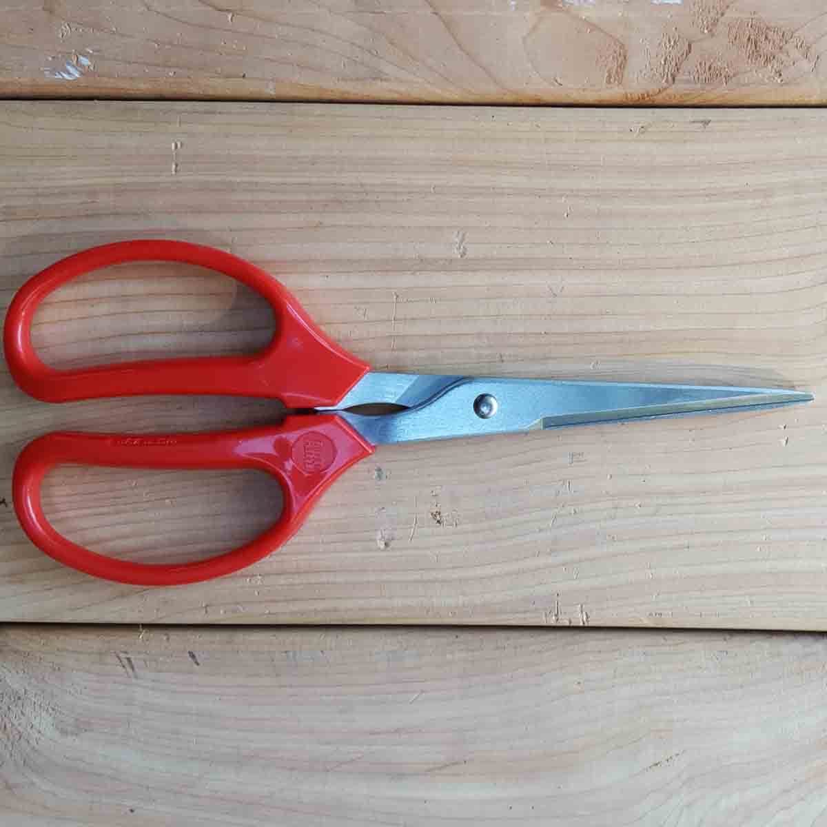 The lightest weight snipping tool we carry, this scissor is best for harvesting herbs and cutting flowers.