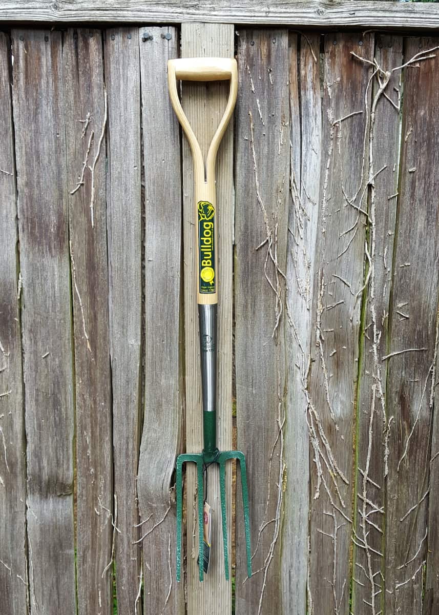 The D handle is comfortable to hold and also makes this tool easy to store on a peg.