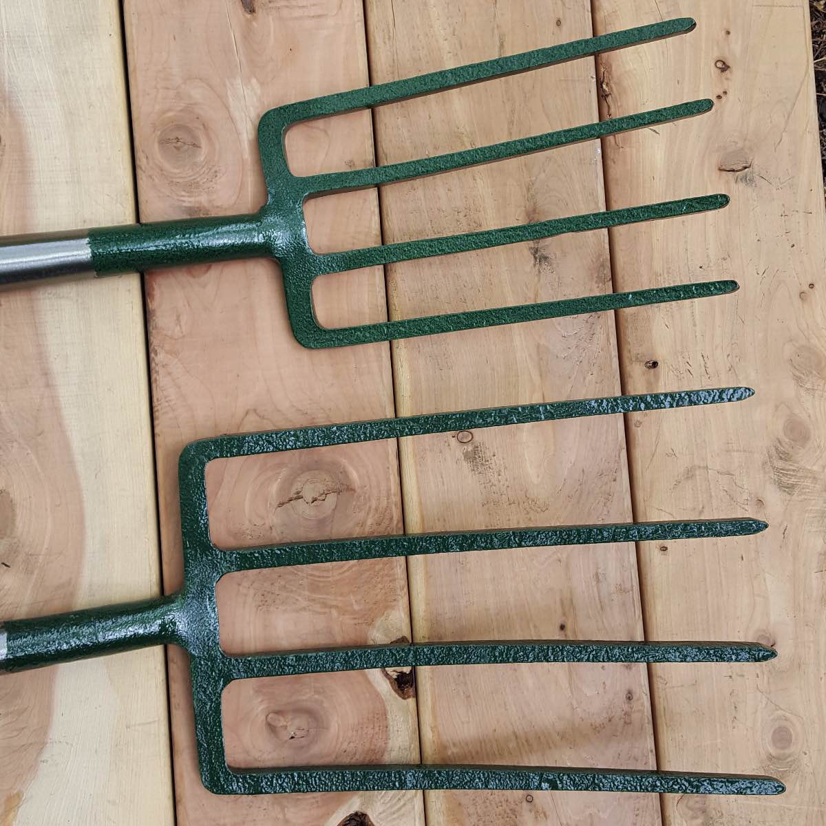 The digging or garden fork head at bottom is slightly larger, 2 inches that is, than the border fork.