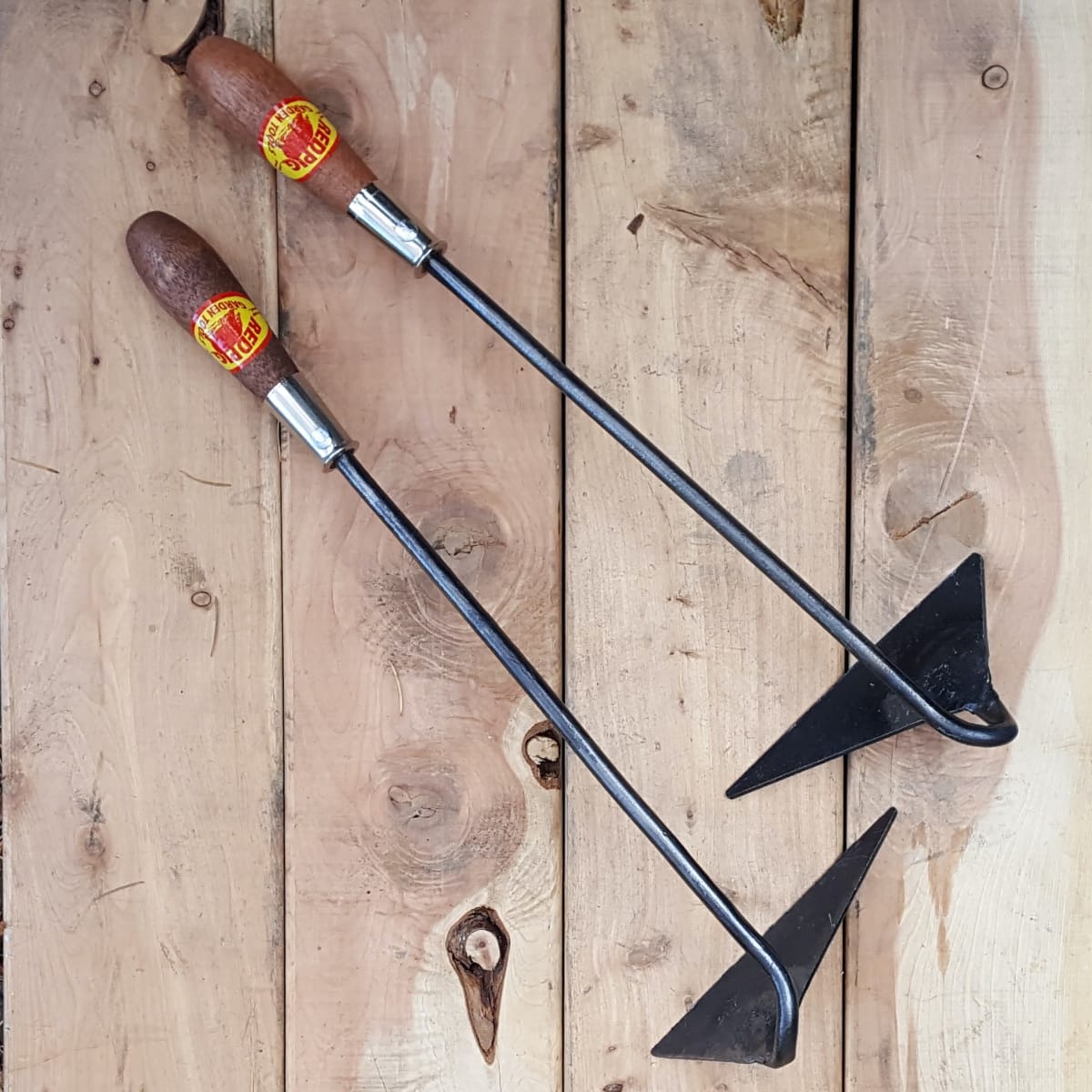 The Dutch hand hoe comes in a left and right handed version.
