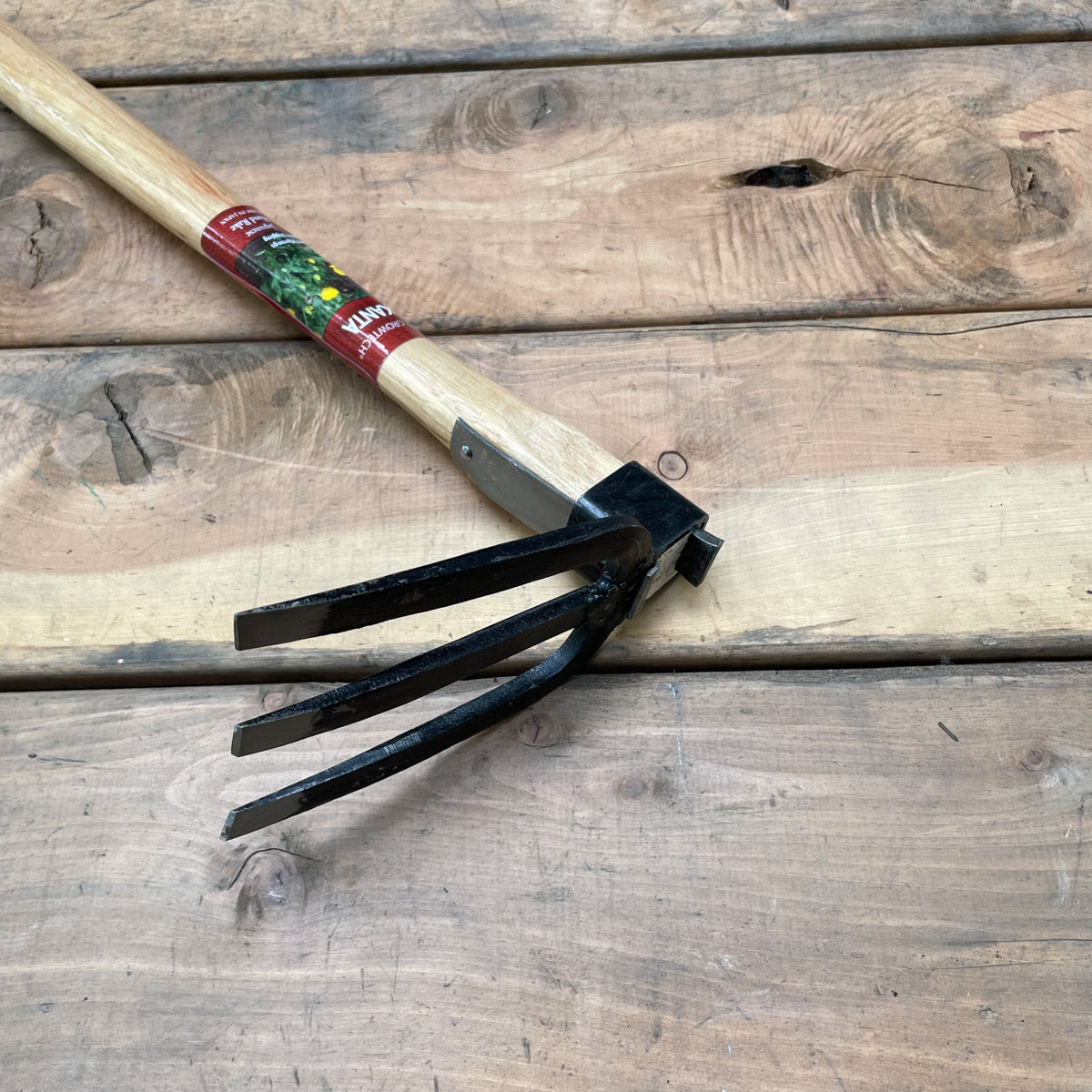 A steel jamb at the top of the handle can be used to tighten the fit of the head.