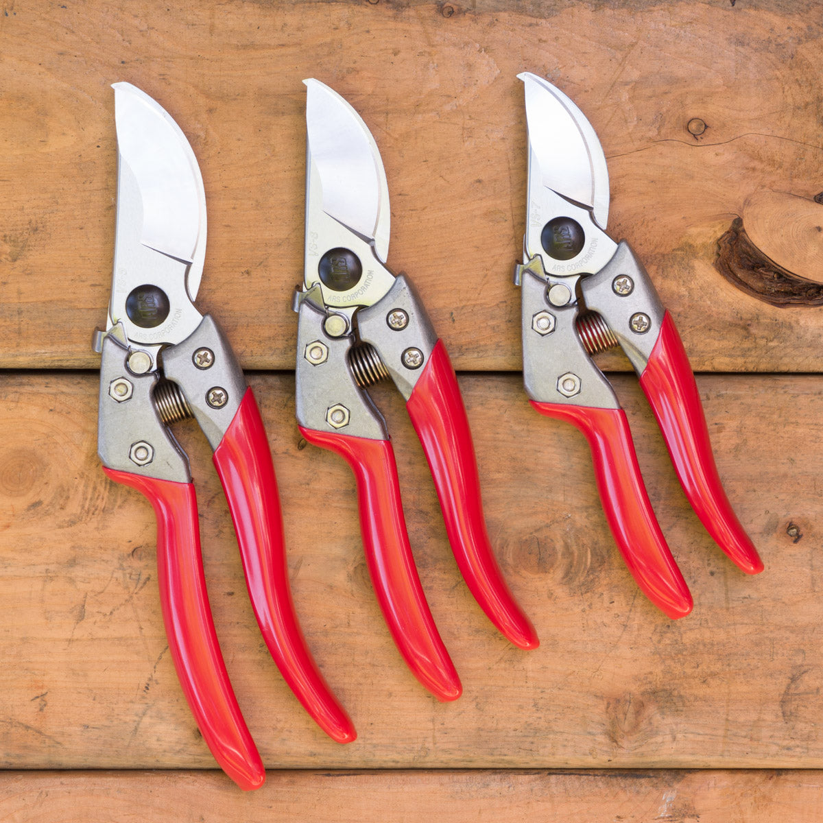 The heavy duty pruner comes in three sizes: 9", 8", and 7"