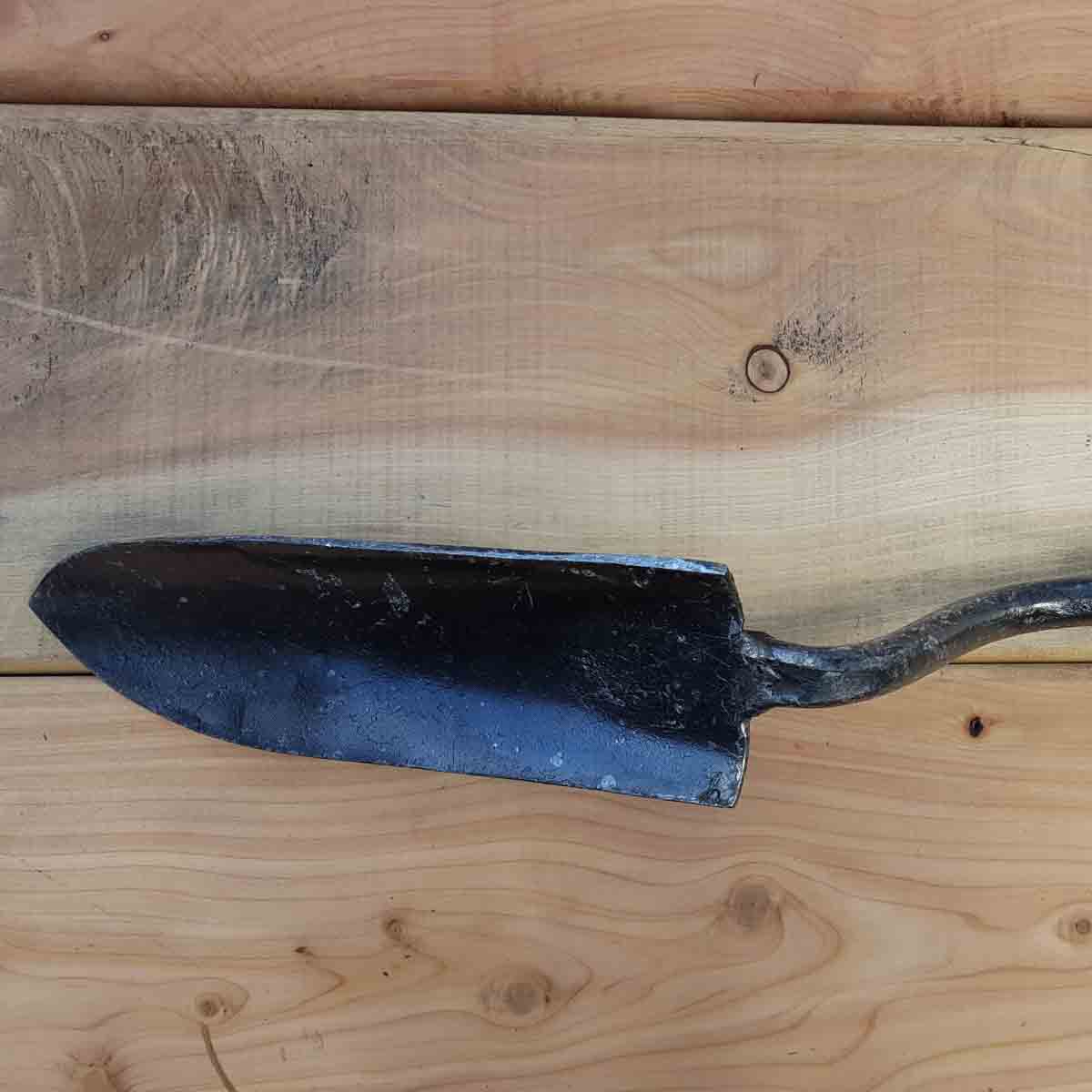 Use with cupped side of blade facing the plant.