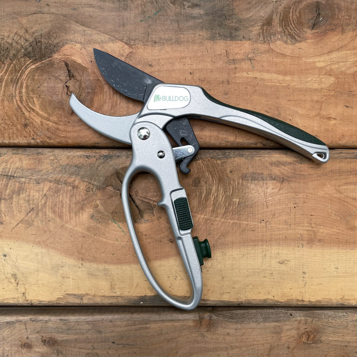 The pruner opens with a side lock that is within easy reach for your thumb