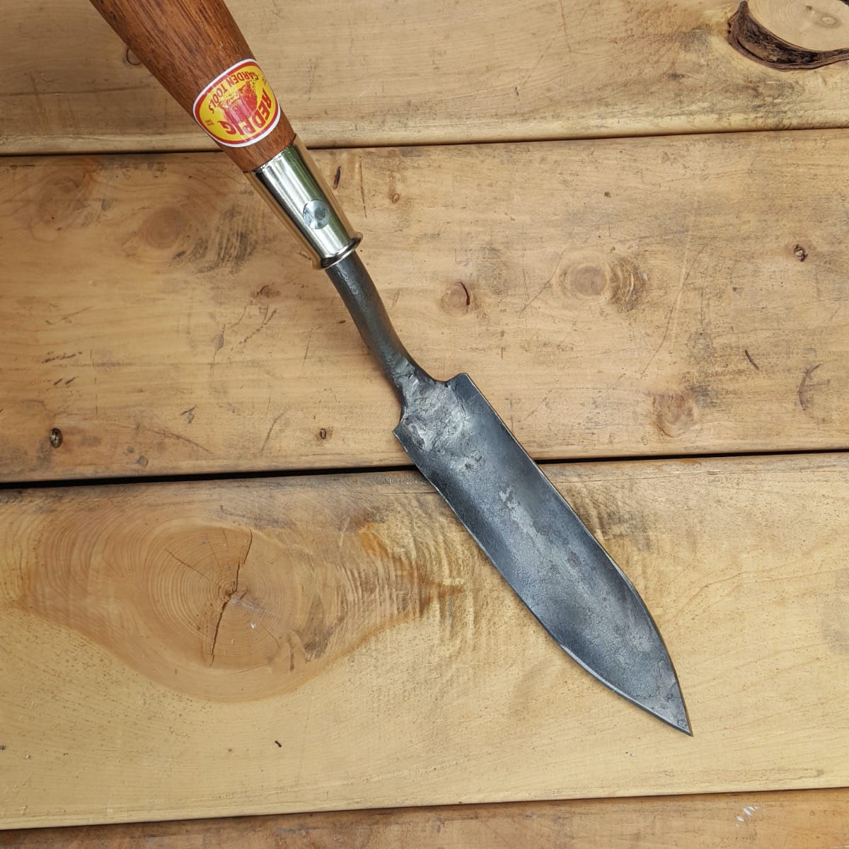 This narrow blade is great for working in tight places and among rocks.