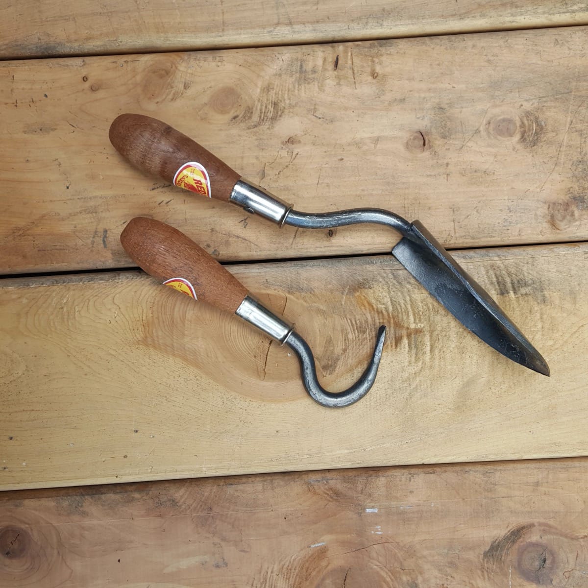 A great houseplant duo, the extra-small trowel and houseplant cultivator or mini-finger hoe